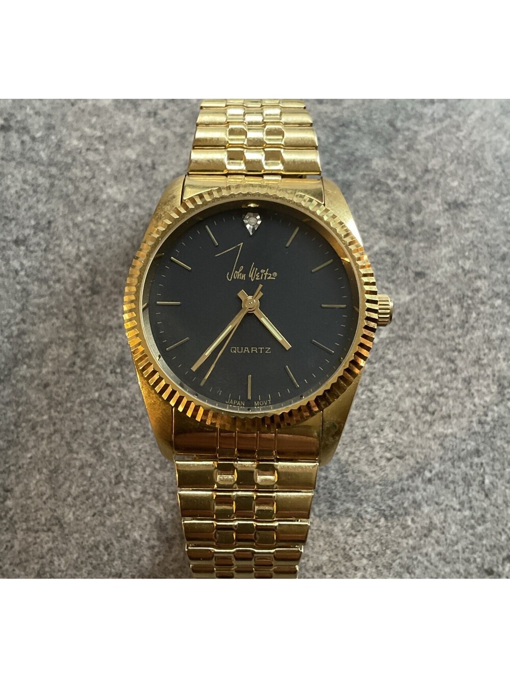 Vntg John Weitz Mens Watch 35mm Gold Tone Case/Band W/Black Dial Fluted Bezel BI